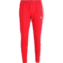 Spodnie dresowe damskie: adidas Originals ADICOLOR Spodnie treningowe radiant red