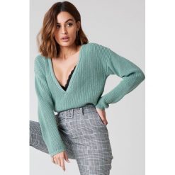 Swetry oversize damskie: Josefin Ekström for NA-KD Sweter z głębokim dekoltem V – Green