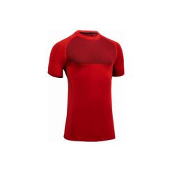 Koszulka fitness kardio krótki rękaw FTS 900 męska. Czerwone koszulki męskie marki DOMYOS, s, bez wzorów, z poliesteru, bez kołnierzyka, z krótkim rękawem, krótkie. Za 59,99 zł.