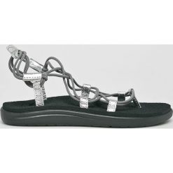 Teva - Sandały Voya Infinity. Szare klapki damskie Teva, bez wzorów, ze skóry, bez obcasa. W wyprzedaży za 129,90 zł.