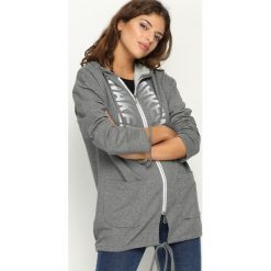 Ciemnoszara Bluza Neva. Szare bluzy rozpinane damskie Born2be, uniwersalny, z nadrukiem, z kapturem. Za 74,99 zł.
