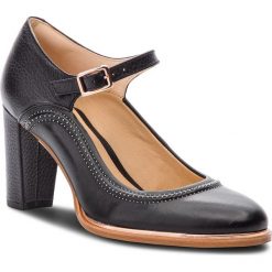 Półbuty CLARKS - Ellis Mae 261378004 Black Leather. Czarne półbuty damskie Clarks, bez wzorów, ze skóry, eleganckie, bez obcasa, na obcasie, bez zapięcia. W wyprzedaży za 249,00 zł.