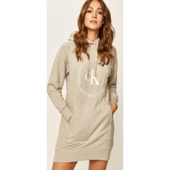Calvin Klein Jeans - Sukienka. Szare sukienki damskie Calvin Klein Jeans, na co dzień, s, z aplikacjami, z bawełny, casualowe, z okrągłym kołnierzem, z długim rękawem, długie, mini, proste. Za 499,90 zł.