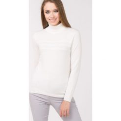 Sweter z golfem i koronkowym zdobieniem. Szare golfy damskie marki Monnari, w koronkowe wzory, z wiskozy, z długim rękawem. Za 66,78 zł.