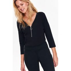 BLUZKA DZIANINOWA Z OZDOBNYM ZAMKIEM PRZY DEKOLCIE. Czarne bluzki damskie marki Top Secret, z dzianiny, eleganckie, z okrągłym kołnierzem. W wyprzedaży za 29,99 zł.
