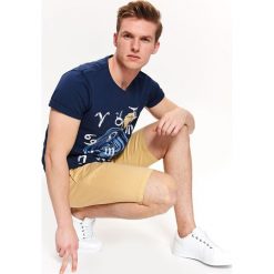 T-shirt z nadrukiem. Niebieskie t-shirty męskie na lato, m, z nadrukiem, z bawełny, klasyczne, krótkie. W wyprzedaży za 19,99 zł.