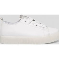 Answear - Buty. Białe buty sportowe damskie ANSWEAR, bez wzorów, ze skóry, sportowe. W wyprzedaży za 69,90 zł.