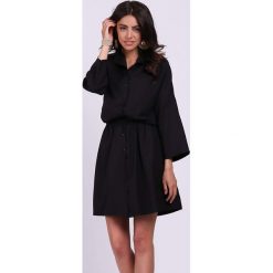 Sukienka w kolorze czarnym. Czarne sukienki damskie Jesienny butik, xs, bez wzorów, z klasycznym kołnierzykiem, bez rękawów, mini, rozkloszowane. W wyprzedaży za 119,95 zł.