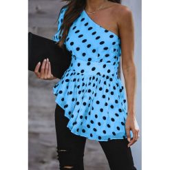 Bluzka DIZELA BLUE. Niebieskie bluzki damskie IVET, bez wzorów, eleganckie, z asymetrycznym kołnierzem, bez rękawów. W wyprzedaży za 79,00 zł.