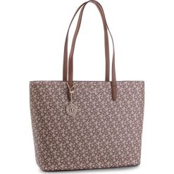 Torebka DKNY - Bryant Lg Tote Carryall R83AJ654 Chino Logo/Vic CVU. Pomarańczowe chinosy damskie DKNY, bez wzorów, ze skóry ekologicznej, klasyczne, duże, bez dodatków. W wyprzedaży za 749,00 zł.