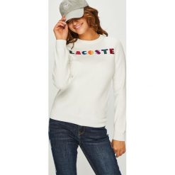 Lacoste - Sweter. Białe swetry klasyczne damskie marki Lacoste, z bawełny, z okrągłym kołnierzem. W wyprzedaży za 399,90 zł.