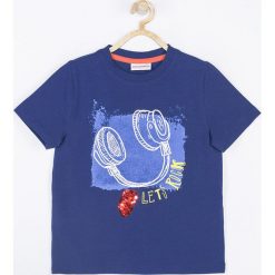 Coccodrillo - T-shirt dziecięcy 92-122 cm. Niebieskie t-shirty chłopięce COCCODRILLO, z nadrukiem, z elastanu, bez rękawów. W wyprzedaży za 25,90 zł.