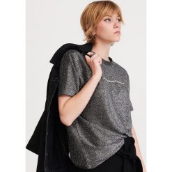 T-shirt z brokatową nitką - Czarny. Czarne t-shirty damskie Reserved, s, bez wzorów, bez kołnierzyka. Za 49,99 zł.