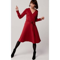 Sukienka Caranthir burgundowa XS bordo. Czerwone sukienki damskie s, w paski, z elastanu, długie, maxi, dopasowane. Za 297,00 zł.