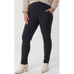 Granatowe Spodnie Redlynch. Niebieskie spodnie damskie Born2be, xl, z aplikacjami, klasyczne. Za 69,99 zł.