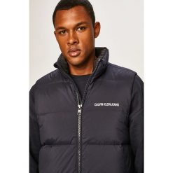 Calvin Klein Jeans - Bezrękawnik puchowy. Niebieskie płaszcze męskie Calvin Klein Jeans, m, bez wzorów, z poliesteru, bez kaptura. W wyprzedaży za 449,90 zł.