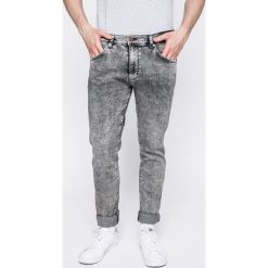 Wrangler - Jeansy Larston Snow Flake. Szare jeansy męskie Wrangler, bez wzorów. W wyprzedaży za 299,90 zł.