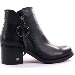 BOTKI DAMSKIE NES 18450 CZA. Botki damskie Nessi, ze skóry, bez obcasa, bez zapięcia. Za 319,00 zł.