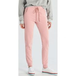 Spodnie dresowe - Różowy. Różowe spodnie damskie Sinsay, xl, z dresówki. Za 39,99 zł.