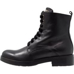 Tosca Blu FRAZER Botki sznurowane nero. Czarne botki damskie marki Tosca Blu, ze skóry, bez obcasa, na sznurówki. Za 819,00 zł.