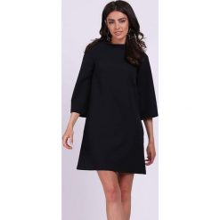 Sukienka w kolorze czarnym. Czarne sukienki damskie Jesienny butik, xs, bez wzorów, ze stójką, bez rękawów, mini. W wyprzedaży za 119,95 zł.