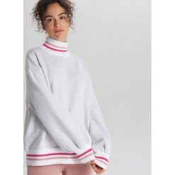 Bluza oversize z kolorowymi paskami - Jasny szary. Szare bluzy damskie Cropp, s, w paski, bez rękawów, bez kaptura. Za 79,99 zł.