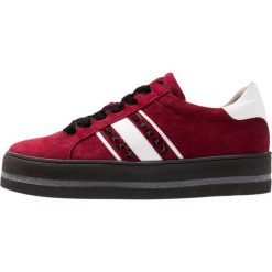 Maripé Sneakersy niskie sangria. Czerwone trampki i tenisówki damskie Maripé, bez wzorów, ze skóry, bez zapięcia. Za 749,00 zł.