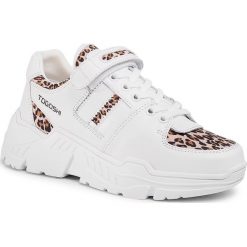 Sneakersy TOGOSHI - TG-07-04-000188 653. Białe półbuty damskie Togoshi, bez wzorów, ze skóry, bez obcasa, na płaskiej podeszwie, bez zapięcia. W wyprzedaży za 329,00 zł.