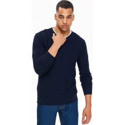 SWETER MĘSKI W SEREK STRUKTURALNY. Niebieskie golfy męskie marki Top Secret, na zimę, xl, z dzianiny, z dekoltem w serek. W wyprzedaży za 39,99 zł.