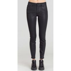 JEANSY SUPER SKINNY FIT ARMANI EXCHANGE. Czarne jeansy damskie Armani Exchange, z aplikacjami, z jeansu. Za 329,50 zł.