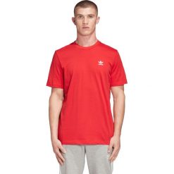 Adidas Originals Trefoil Essentials Koszulka Czerwony. Czerwone podkoszulki męskie adidas Originals, s, z haftami, z bawełny, bez kołnierzyka, z krótkim rękawem, krótkie. Za 111,95 zł.