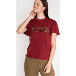 Tommy Hilfiger Lindy Koszulka Czerwony. Czerwone koszulki damskie TOMMY HILFIGER, xs, z nadrukiem, z bawełny, bez kołnierzyka, z krótkim rękawem. Za 257,95 zł.