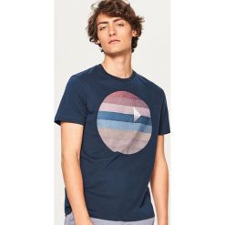 T-shirt z graficznym nadrukiem - Granatowy. Niebieskie t-shirty męskie z nadrukiem Reserved, l. Za 49,99 zł.