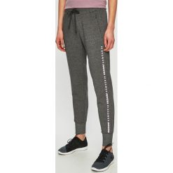 Under Armour - Spodnie. Szare spodnie damskie Under Armour, s, z nadrukiem, z bawełny. Za 259,90 zł.