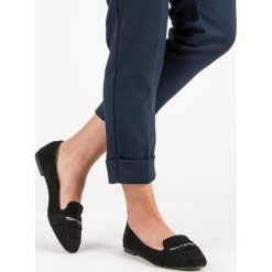 ZAMSZOWE MOKASYNY Z BROKATEM. Czarne mokasyny damskie SMALL SWAN, bez wzorów, z zamszu, bez obcasa, bez zapięcia. Za 52,90 zł.