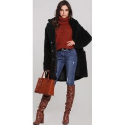 Brązowa Torebka Felicia. Pomarańczowe torebki klasyczne damskie Renee, bez wzorów, eleganckie, na ramię, małe, bez dodatków. Za 139,99 zł.