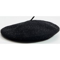 Wełniany beret z aplikacją - Czarny. Czarne berety damskie Mohito, z aplikacjami, z wełny. Za 49,99 zł.