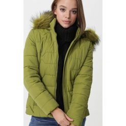 Zielona Kurtka Gravataí. Zielone kurtki damskie Born2be, na zimę, s, bez wzorów, z futra, długie, bez kaptura. Za 239,99 zł.