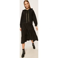Answear - Sukienka. Czarne sukienki damskie ANSWEAR, na co dzień, s, bez wzorów, z bawełny, casualowe, z okrągłym kołnierzem, z długim rękawem, długie, midi, proste. W wyprzedaży za 159,90 zł.