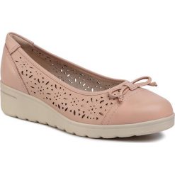 Półbuty GO SOFT - EST-2215-05 Beige. Brązowe półbuty damskie GO SOFT, bez wzorów, ze skóry, bez obcasa, na koturnie, bez zapięcia. Za 159,99 zł.
