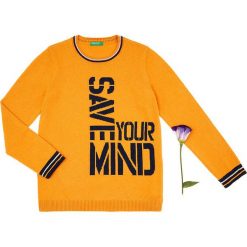 Sweter w kolorze pomarańczowym. Pomarańczowe swetry chłopięce Benetton Kids, bez wzorów, z wełny, z okrągłym kołnierzem. W wyprzedaży za 35,95 zł.
