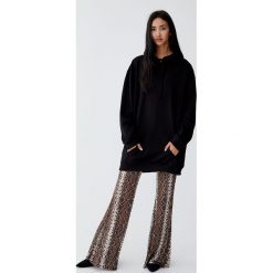 Luźna bluza z kapturem. Czarne bluzy damskie Pull&Bear, bez wzorów, bez rękawów, z kapturem. Za 89,90 zł.