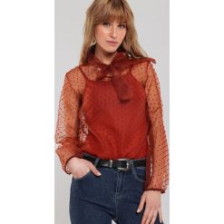 Camelowa Bluzka Anabelle. Różowe bluzki damskie Renee, s, z aplikacjami, klasyczne, ze stójką, z długim rękawem. Za 89,99 zł.