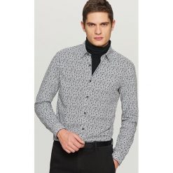 Wzorzysta koszula slim fit - Biały. Białe koszule męskie slim marki Reserved, s. Za 99,99 zł.