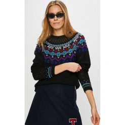Desigual - Sweter. Czarne swetry klasyczne damskie marki Desigual, s, z poliesteru, z okrągłym kołnierzem. W wyprzedaży za 319,90 zł.