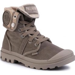 Trapery PALLADIUM - Us Baggy F 92478-361-M Dusky Green/Safari. Zielone trapery damskie Palladium, z tworzywa sztucznego, bez obcasa, bez zapięcia. Za 399,00 zł.