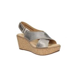 Sandały Clarks Sandały skórzane na koturnie Aisley Tulip 26125079. Szare koturny damskie marki Clarks, bez wzorów, bez obcasa, na koturnie, bez zapięcia. Za 229,99 zł.