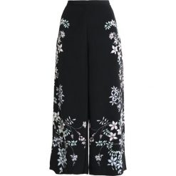 Vince Camuto BOTANICAL FLORAL PRINTED WIDE LEG PANTS Spodnie materiałowe rich black. Czarne spodnie damskie Vince Camuto, bez wzorów, z poliesteru. Za 419,00 zł.