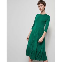 Sukienka z wycięciem na plecach - Khaki. Brązowe sukienki damskie Reserved, s, bez wzorów, z dekoltem na plecach, bez rękawów. Za 119,99 zł.