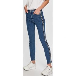 Calvin Klein Jeans - Jeansy CKJ 010. Niebieskie jeansy damskie Calvin Klein Jeans, z aplikacjami, z elastanu, z podwyższonym stanem. Za 559,90 zł.